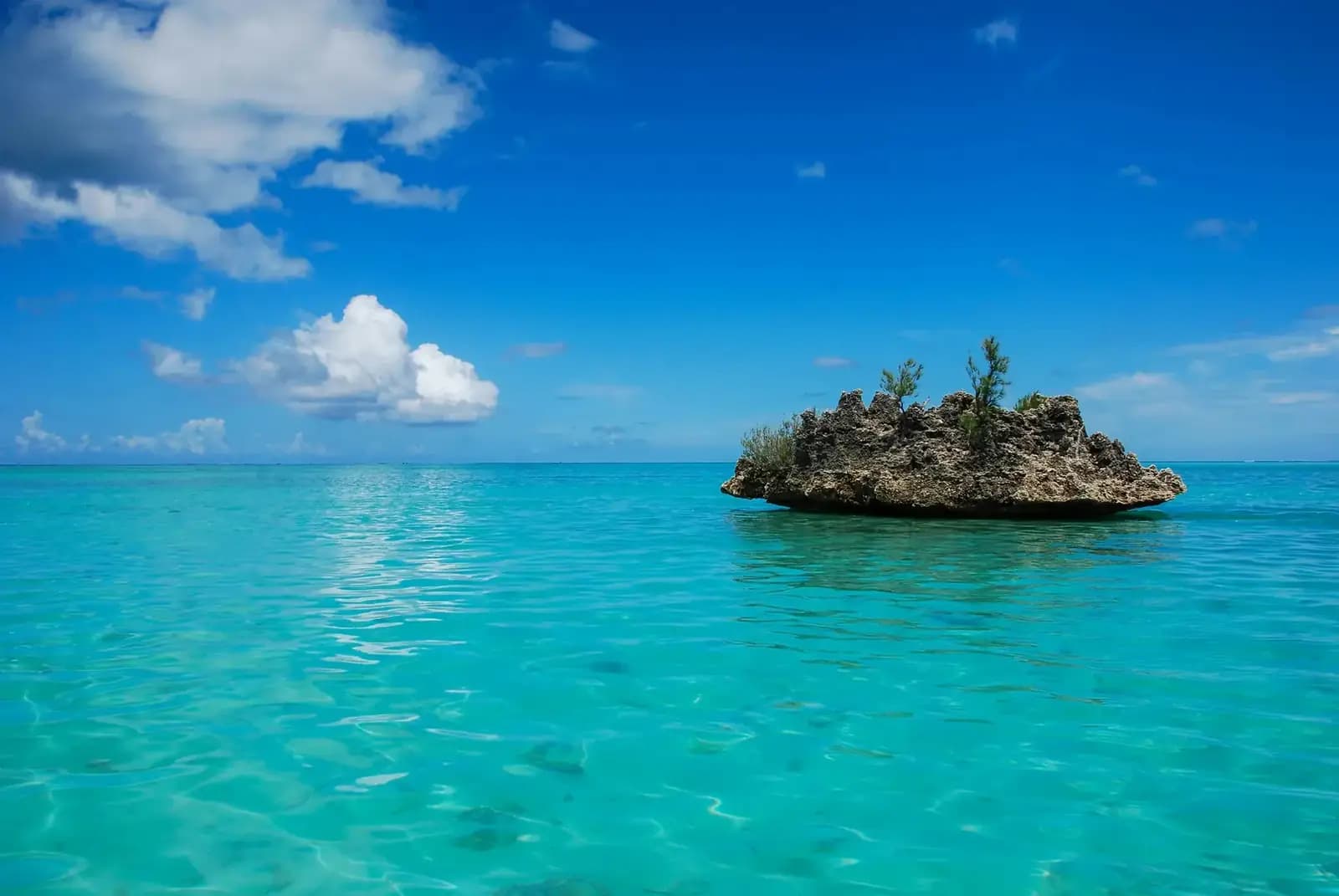 Crystal clear turquoise lagoon with rocky islet, Mauritius